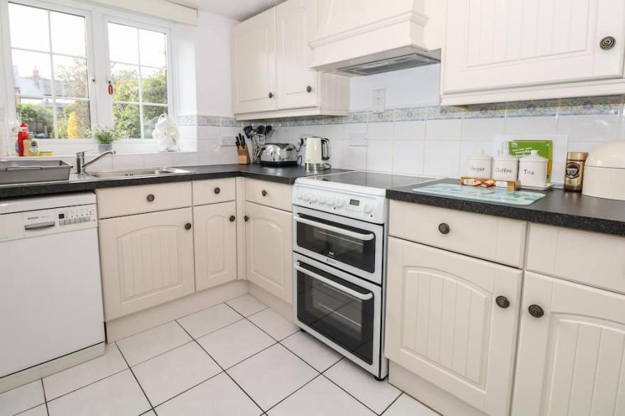 POPPY COTTAGE, family friendly, with open fire in Charlton Marshall