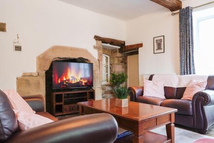 THE OLD BULLS HEAD, pet friendly, with hot tub in Chapel-En-Le-Frith