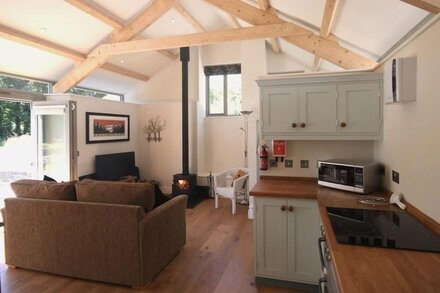 MUGWELL BARN, pet friendly, with open fire in Luckett