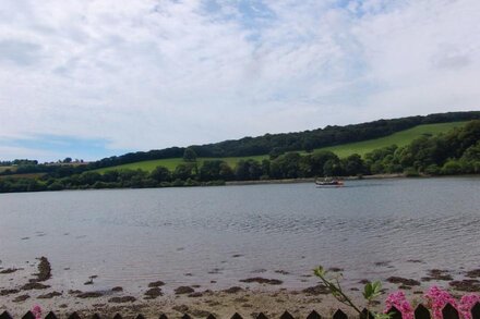 THE BOAT HOUSE, pet friendly, with a garden in St Winnow