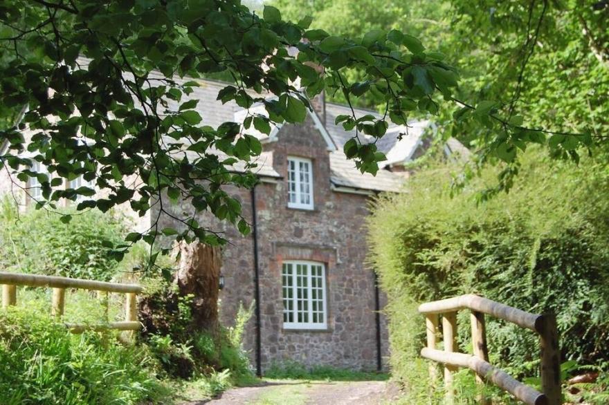 HEYDEN COTTAGE, Pet Friendly, Character Holiday Cottage In Minehead