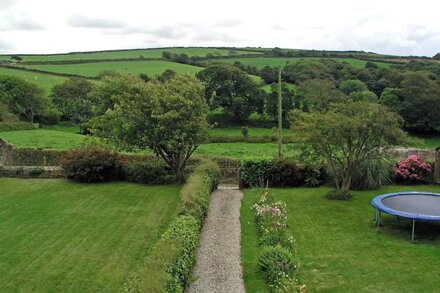 TRESUNGERS COTTAGE, pet friendly, with open fire in St Endellion