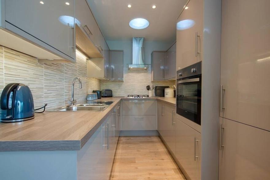 JUNKET STUDIO, pet friendly, luxury holiday cottage in Noss Mayo
