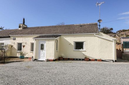 SLEEPER COTTAGE, pet friendly, country holiday cottage in Gwalchmai