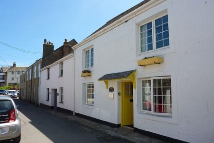 APRIL COTTAGE, pet friendly, country holiday cottage in Coverack