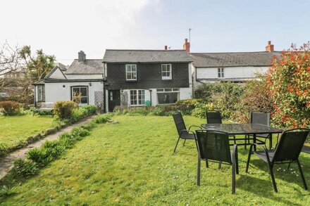 BOUNDYS HOUSE, pet friendly, country holiday cottage in St Ives