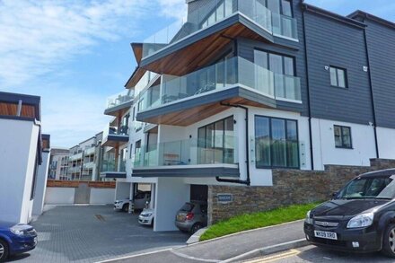 FLAT 8 SEASCAPE, family friendly, luxury holiday cottage in Newquay