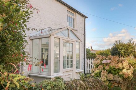 FUCHSIA COTTAGE, pet friendly, with open fire in Boscastle