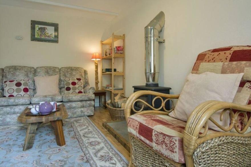 THE OLD ENGINE HOUSE, pet friendly, with open fire in Tretoil