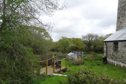 THE OLD ENGINE HOUSE, pet friendly, with open fire in Tretoil