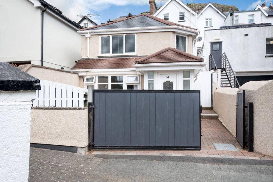 14 TUDNO STREET, family friendly, with a garden in Llandudno