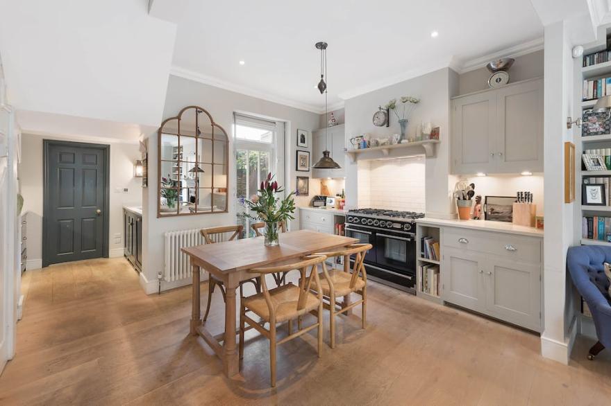Town House in Brackenbury Village, 10 minutes drive from Notting Hill Gate