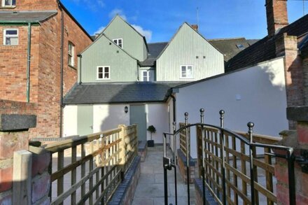 Cotswold Place - Central, historic and beautiful 2/3 terraced house