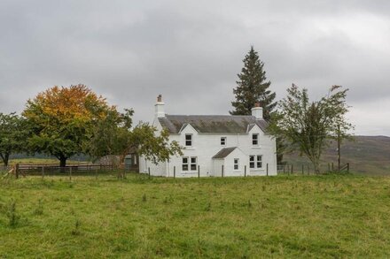 BRAES OF FOSS FARMHOUSE, family friendly in Kinloch Rannoch