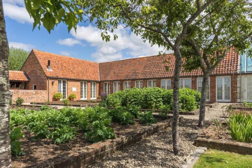 Pigsty Cottage - Luxurious Apartment Within Orangery