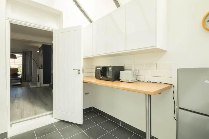 Victorian Terrace House on London Road! Town centre 5 min walk from the station!