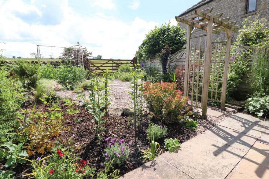 SANDHOLME COTTAGE, family friendly, with open fire in Wigglesworth