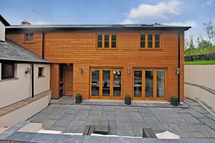 EXE VALLEY FARMHOUSE, pet friendly, with hot tub in Bampton, Devon