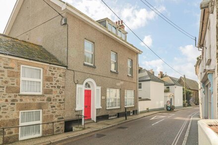 OCEAN VIEW, family friendly, country holiday cottage in Marazion