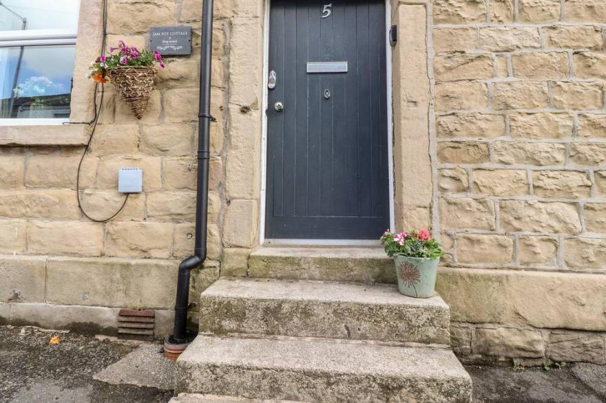 JAM POT COTTAGE, Pet Friendly, Character Holiday Cottage In Longridge