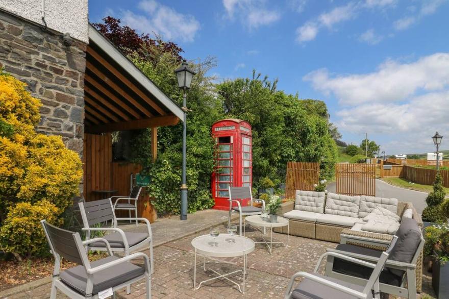 LLETY CEIRO, Pet Friendly, With A Garden In Bow Street, Wales