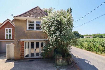 THE GATE HOUSE, pet friendly, with open fire in Colne Engaine