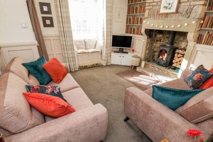 DOVE COTTAGE, pet friendly, character holiday cottage in Pickering