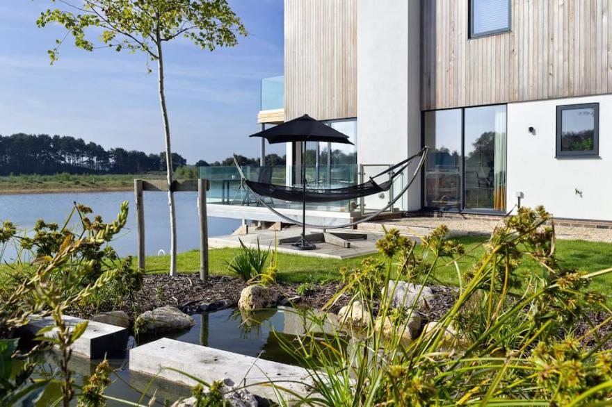 Lakeside Property With Spa Access On A Nature Reserve