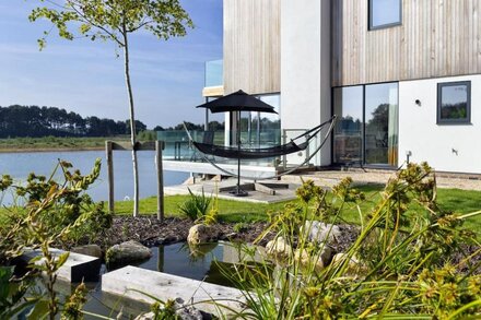 Lakeside property with spa access on a nature reserve