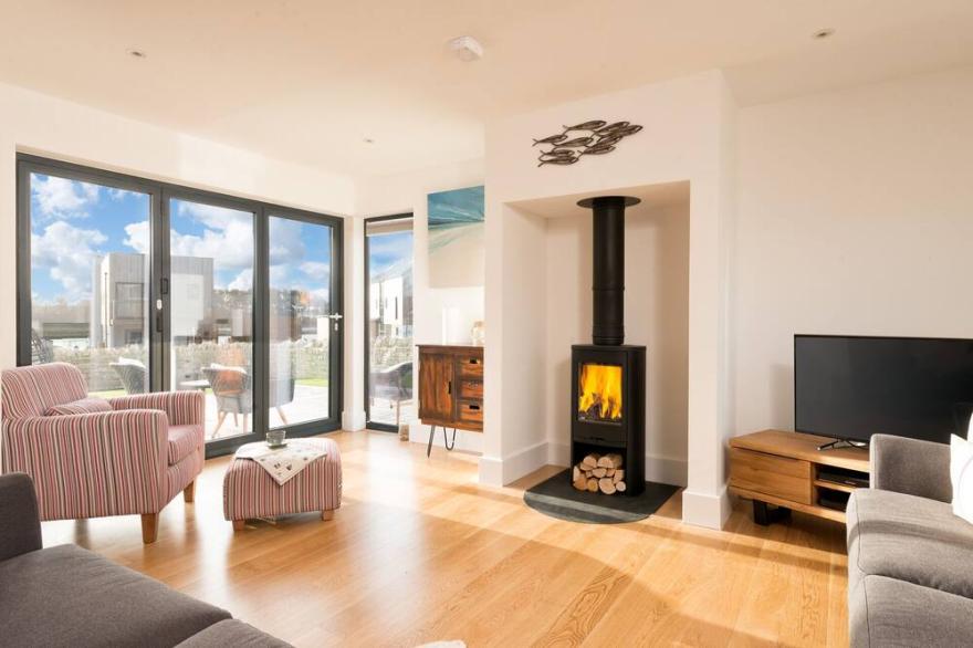 Lakeside property with spa access on a nature reserve