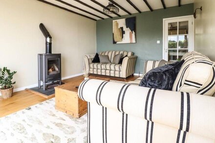 OCEAN VIEW, pet friendly, luxury holiday cottage in Downderry