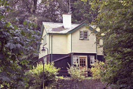 ACORN COTTAGE, pet friendly, with open fire in Grasmere