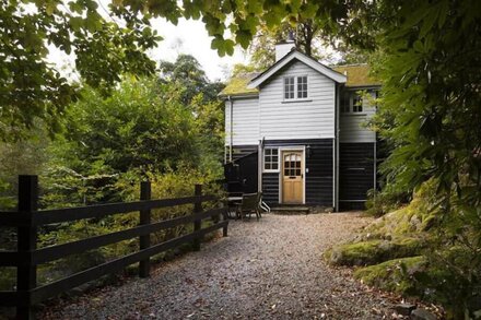 ACORN COTTAGE, pet friendly, with open fire in Grasmere