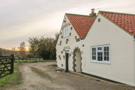 HANGING HILL FARM COTTAGE, romantic, with open fire in Malton