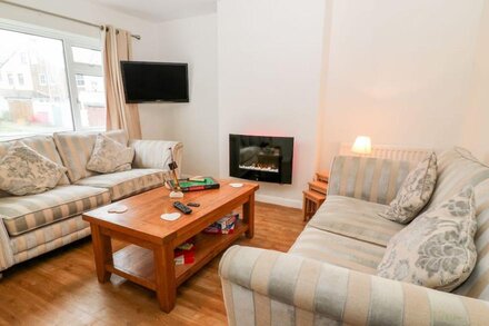 CRANBERRY, pet friendly, character holiday cottage in Bude