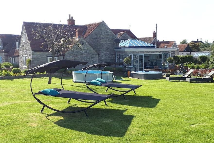 Large Luxury 5* House, with hot tub, 2 mins 2 pub, BBQ, Badminton, Splash Pool.