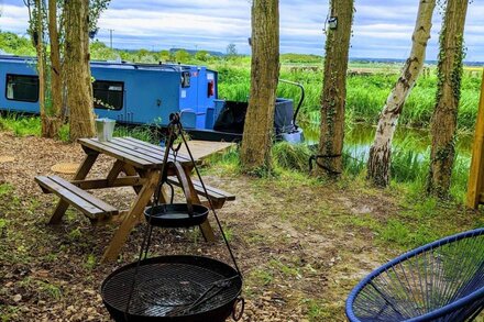 Narrowboat With Hot Tub, Sauna, Massages, Cruising