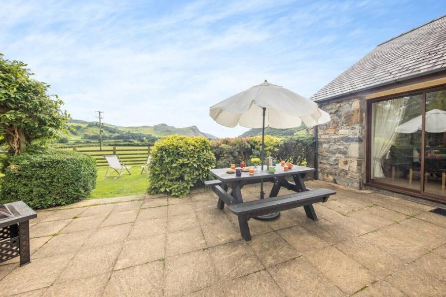 Maes Mihangel - Four Bedroom House, Sleeps 10