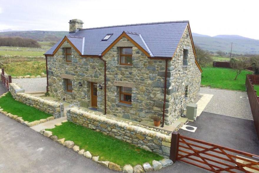 Hafod - Two Bedroom House, Sleeps 4