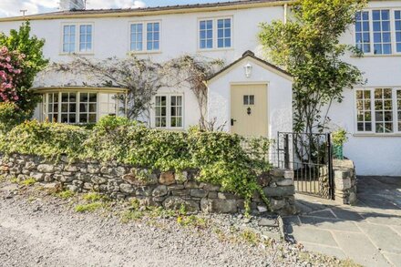 BURNSIDE COTTAGE, family friendly, with open fire in Braithwaite