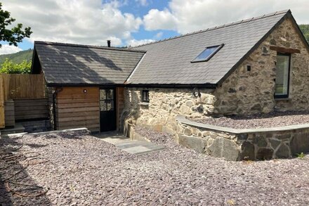 THE SHIPPON, romantic, luxury holiday cottage in Llanrwst