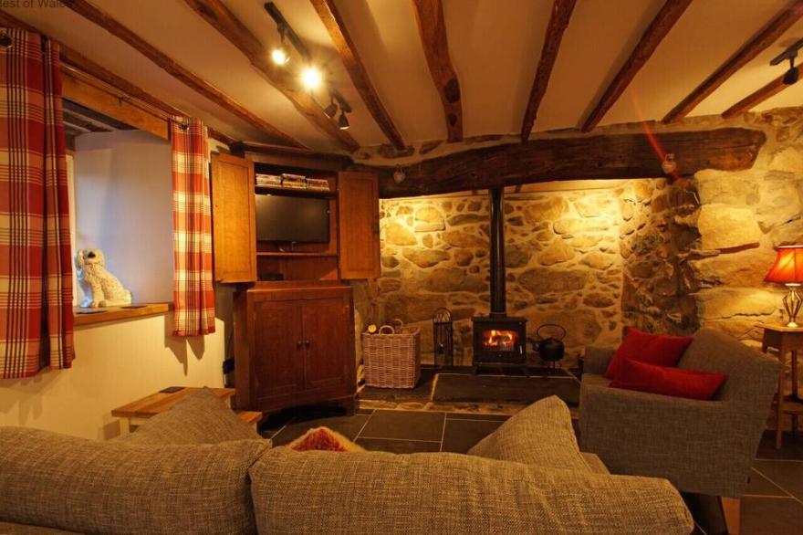 Penclogwynau - Two Bedroom House, Sleeps 4