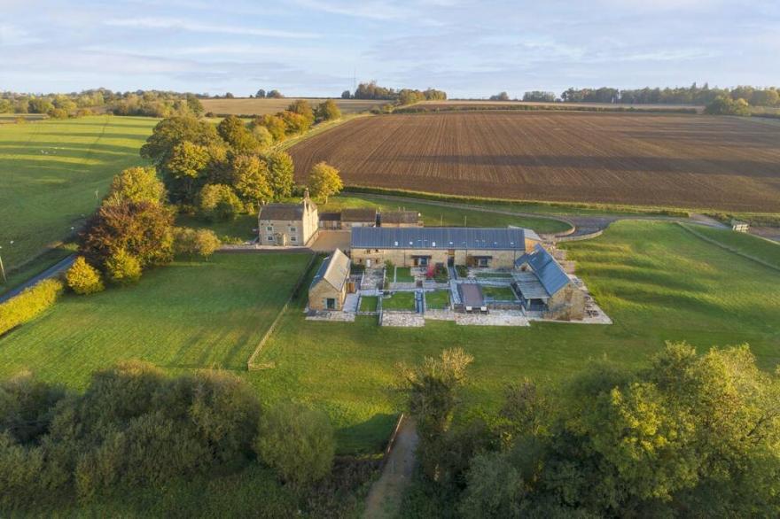 8 bedroom luxury holiday home in the Cotswolds with a hot tub - Stonewell Farmhouse