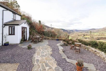 ALWYN COTTAGE, pet friendly, with open fire in Froncysyllte