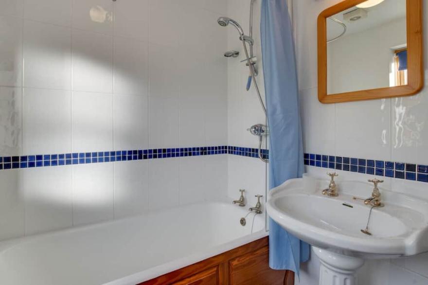 Ael y Bryn - Three Bedroom House, Sleeps 6