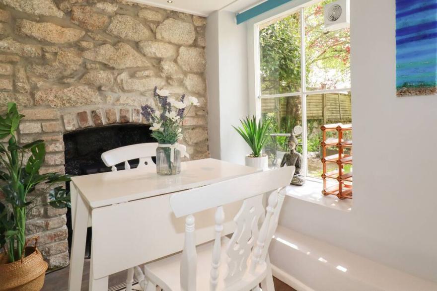 THE NOOK, romantic, country holiday cottage in Charlestown