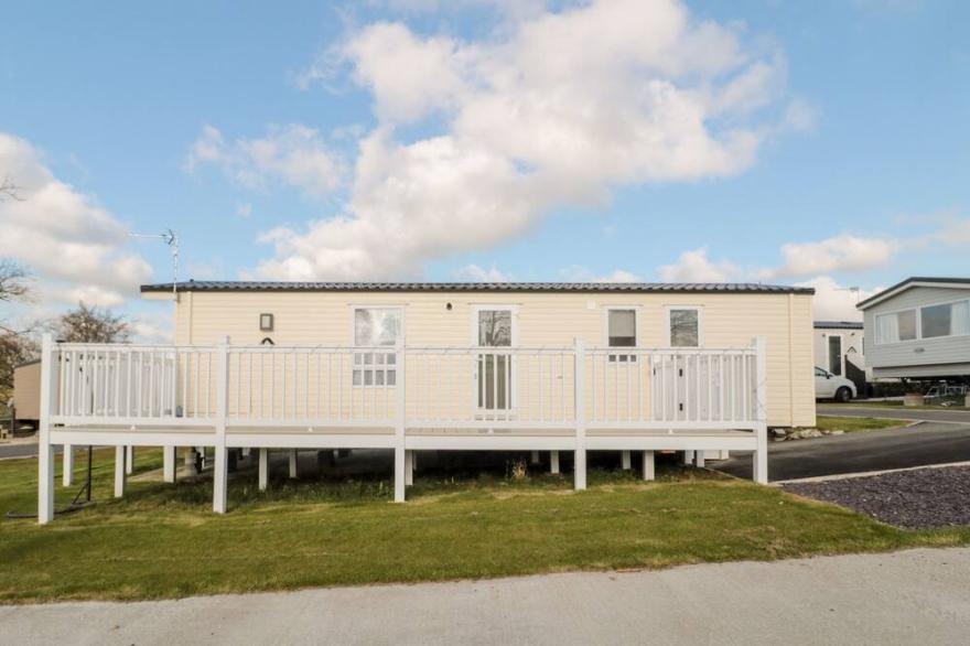 MOONLIGHT LODGE, pet friendly, with a garden in West Thirston