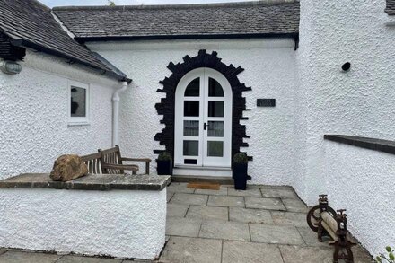 GATE LODGE, pet friendly, character holiday cottage in Linlithgow