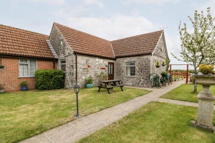 CARTHOUSE, pet friendly, character holiday cottage in Brean