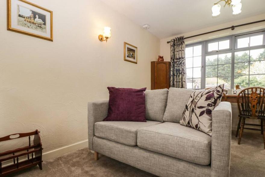 OWLS RETREAT, pet friendly, character holiday cottage in Brean